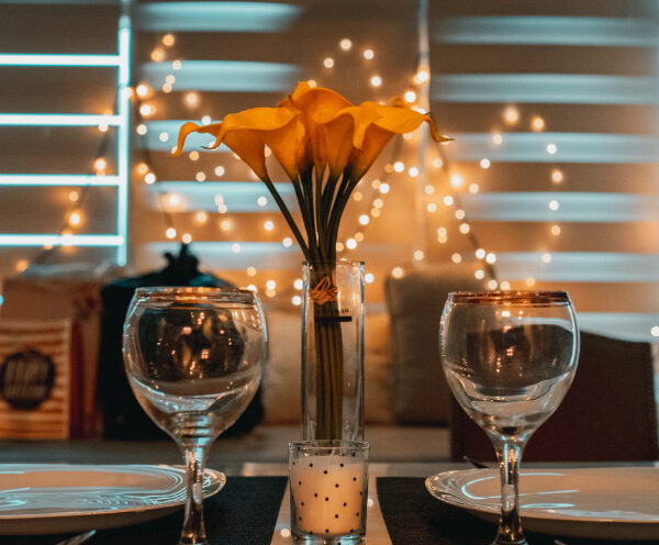 Čo je zárukou romantiky? Sviečky, kvety, slávnostné prestieranie na stôl!