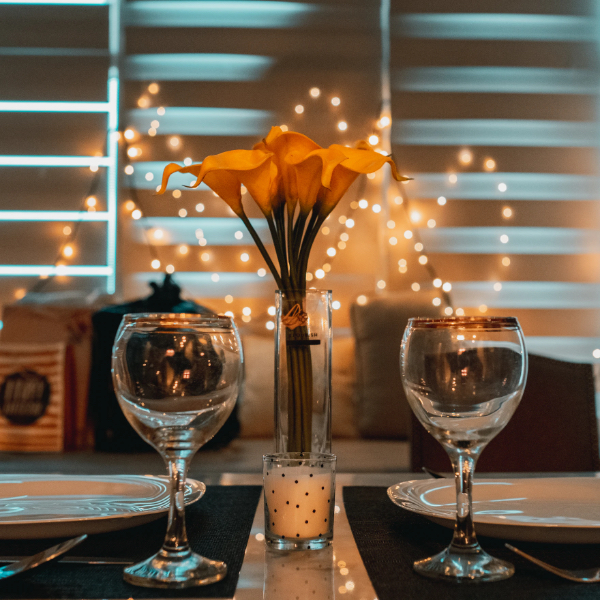 Čo je zárukou romantiky? Sviečky, kvety, slávnostné prestieranie na stôl!